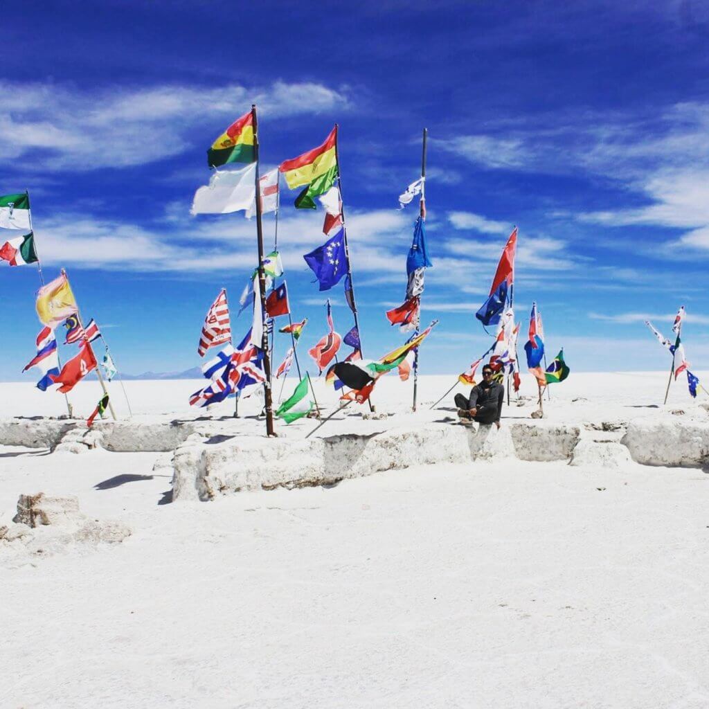 jardín de banderas - una de las cinco maravillas del salar de uyuni